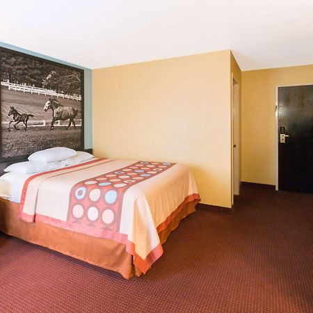 Super 8 By Wyndham Richmond Hotel Екстериор снимка