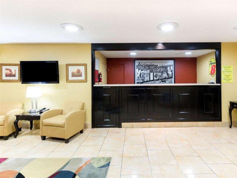 Super 8 By Wyndham Richmond Hotel Екстериор снимка