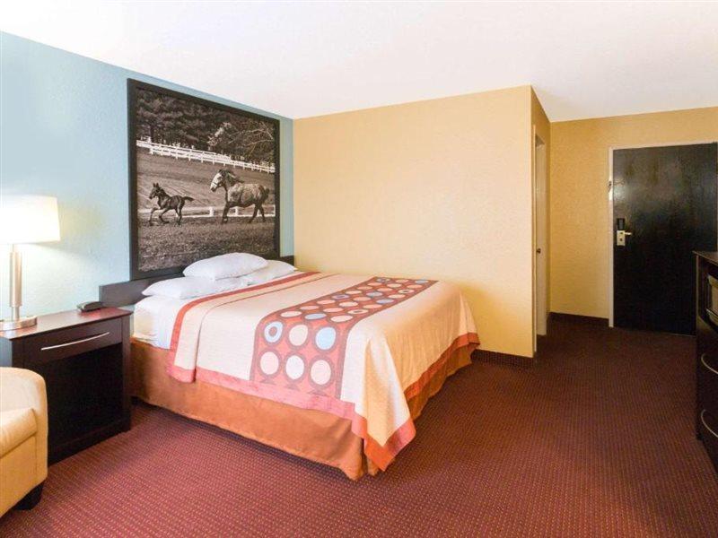 Super 8 By Wyndham Richmond Hotel Екстериор снимка