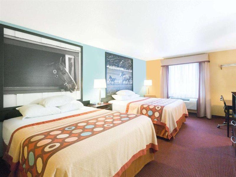 Super 8 By Wyndham Richmond Hotel Екстериор снимка