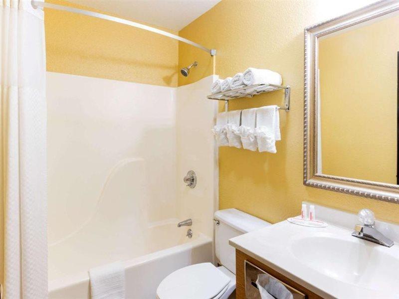 Super 8 By Wyndham Richmond Hotel Екстериор снимка