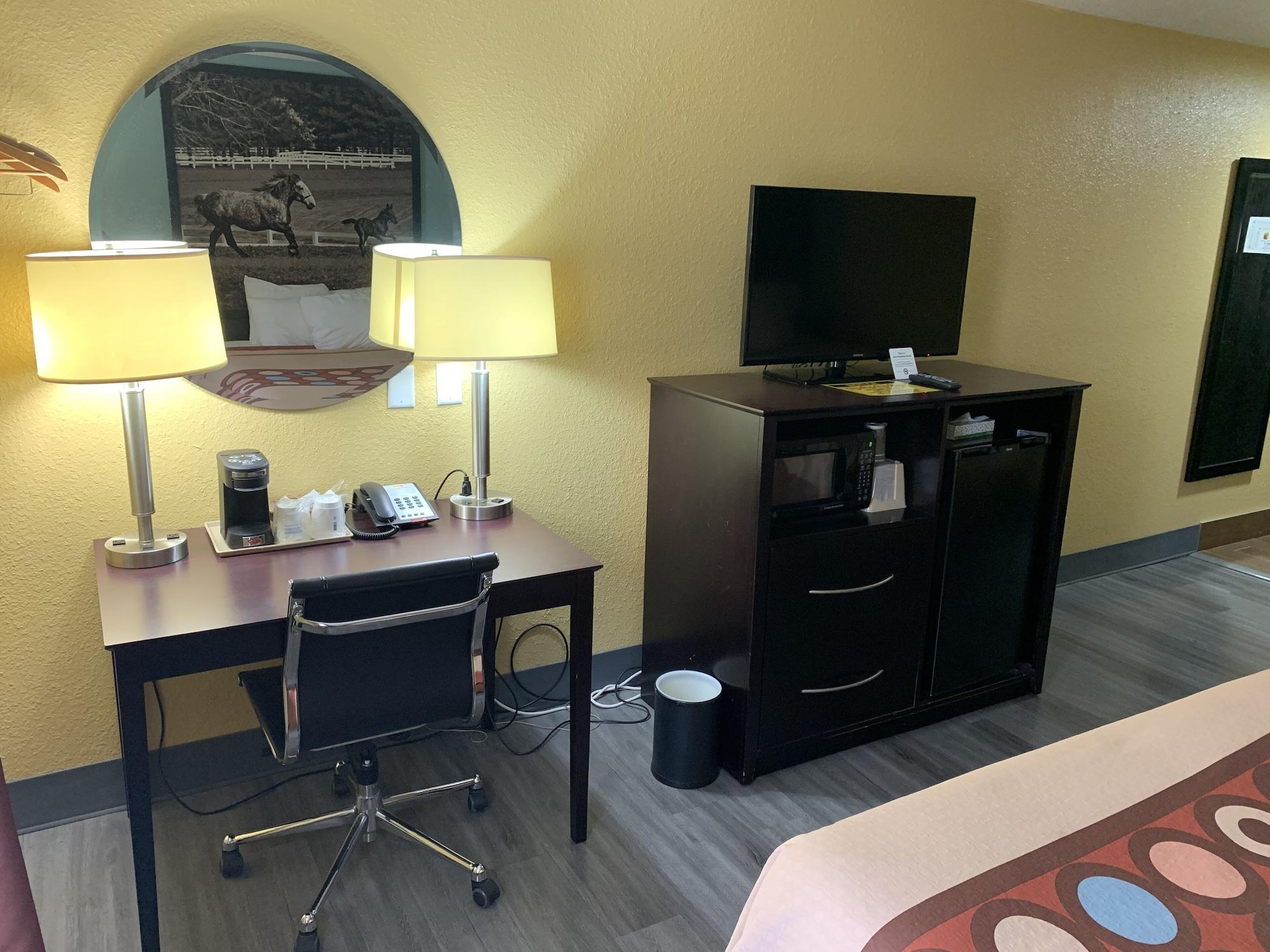 Super 8 By Wyndham Richmond Hotel Екстериор снимка