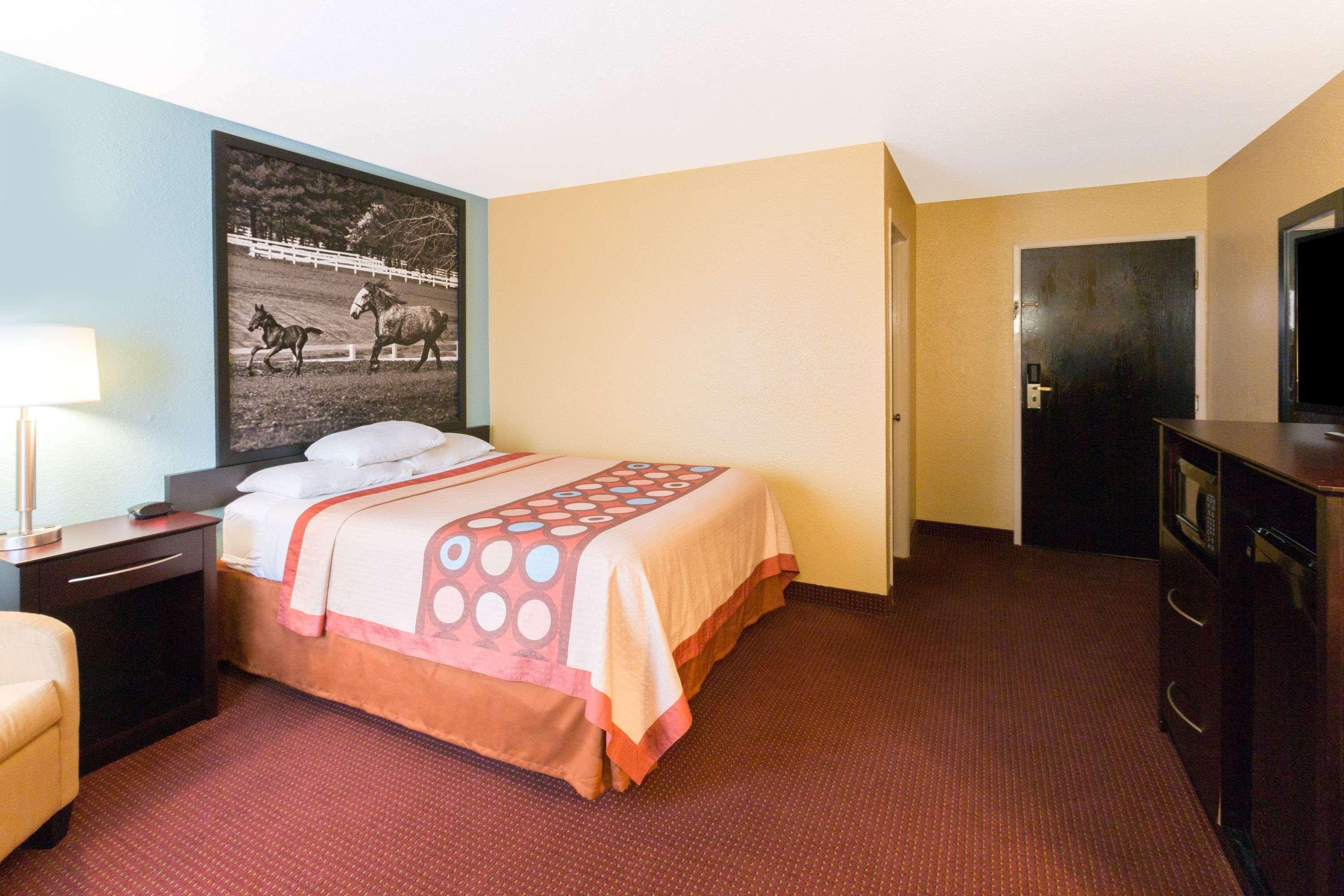 Super 8 By Wyndham Richmond Hotel Екстериор снимка