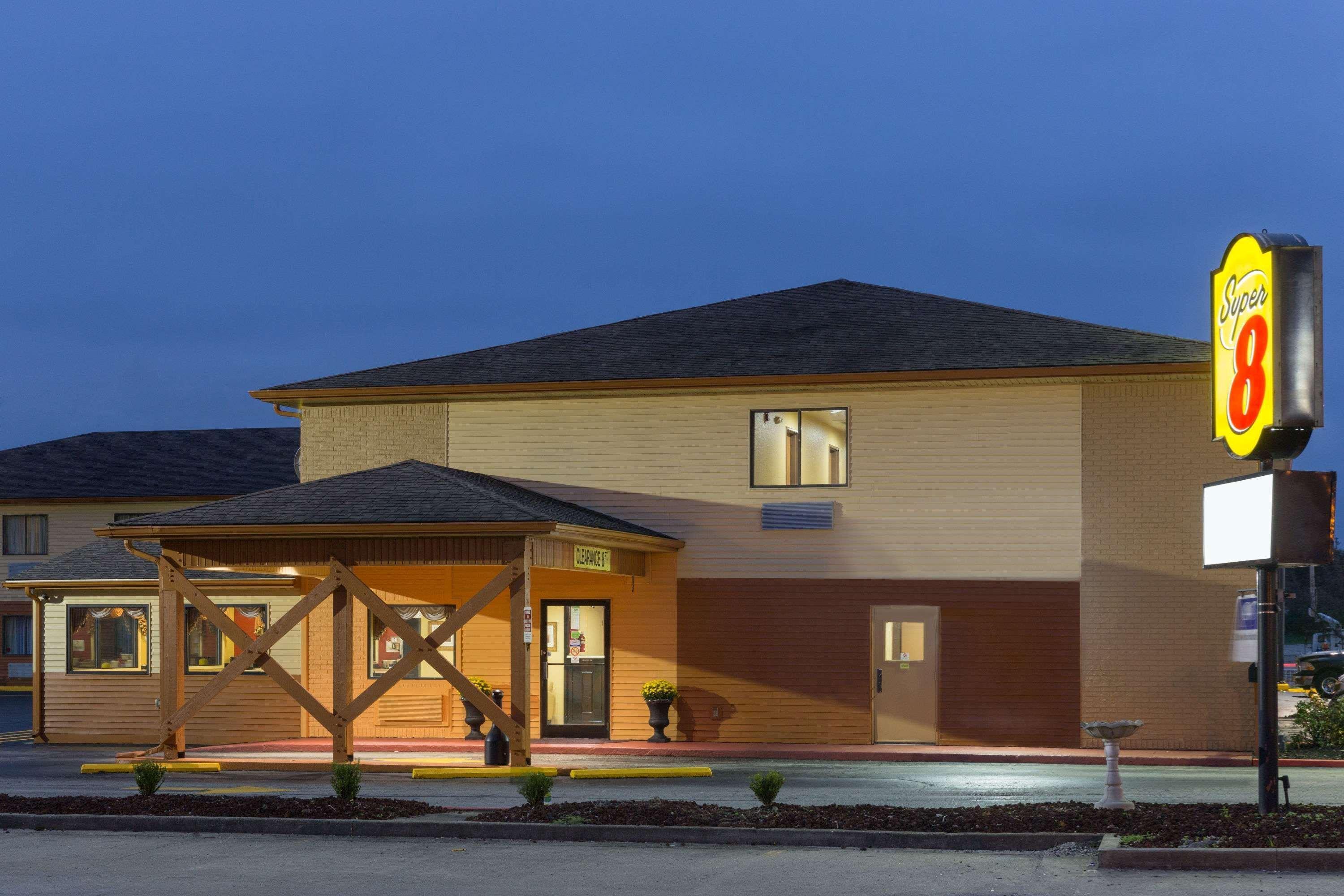 Super 8 By Wyndham Richmond Hotel Екстериор снимка