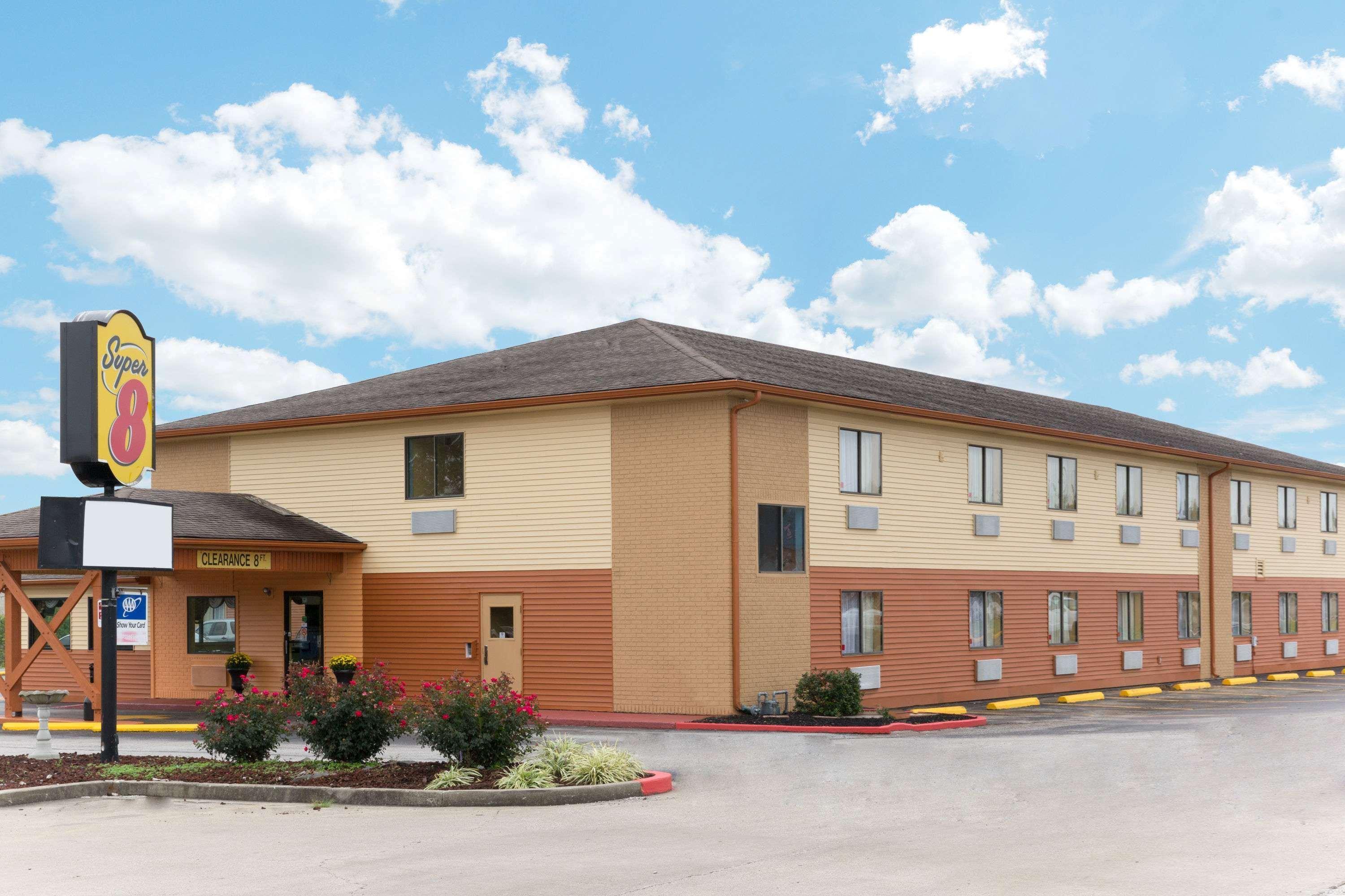 Super 8 By Wyndham Richmond Hotel Екстериор снимка