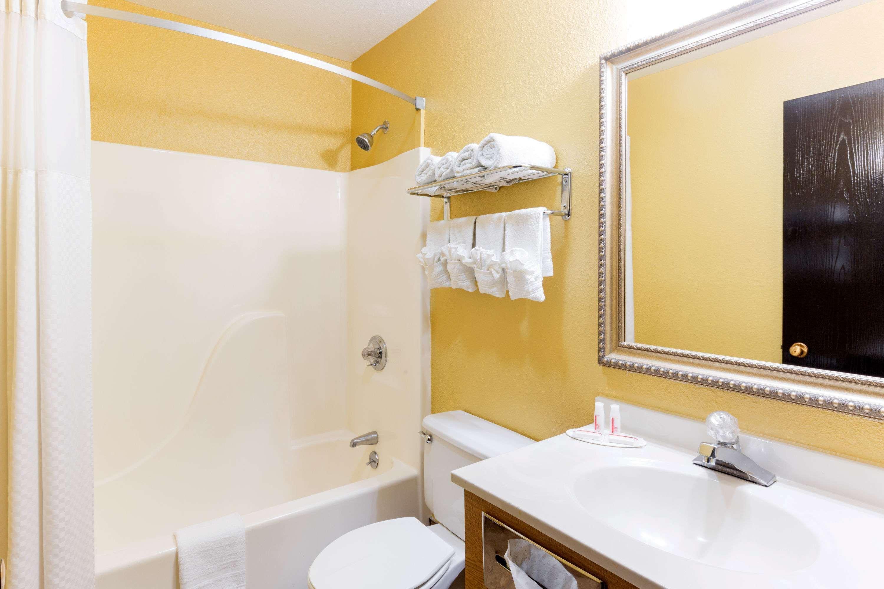Super 8 By Wyndham Richmond Hotel Екстериор снимка
