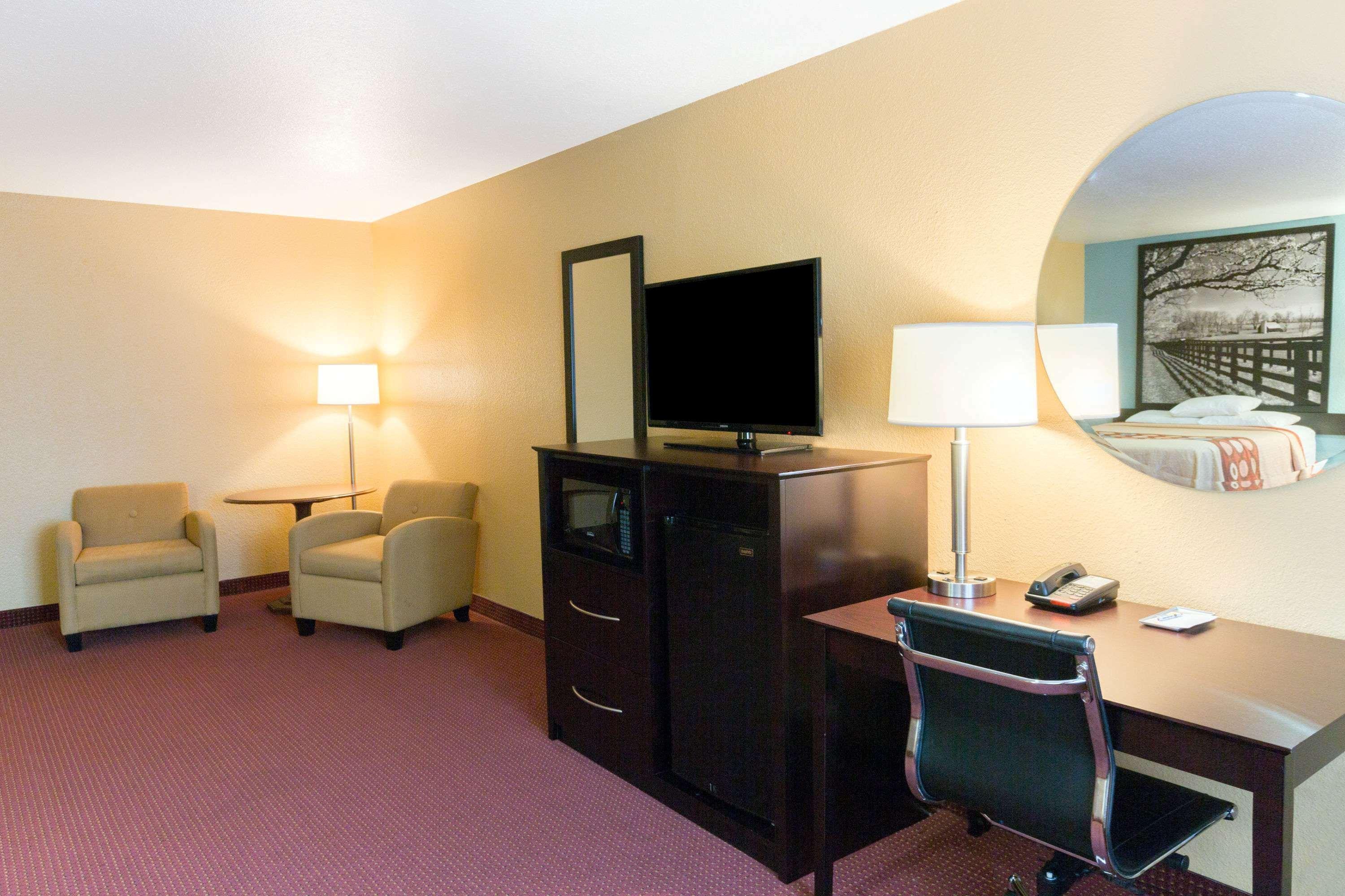 Super 8 By Wyndham Richmond Hotel Екстериор снимка