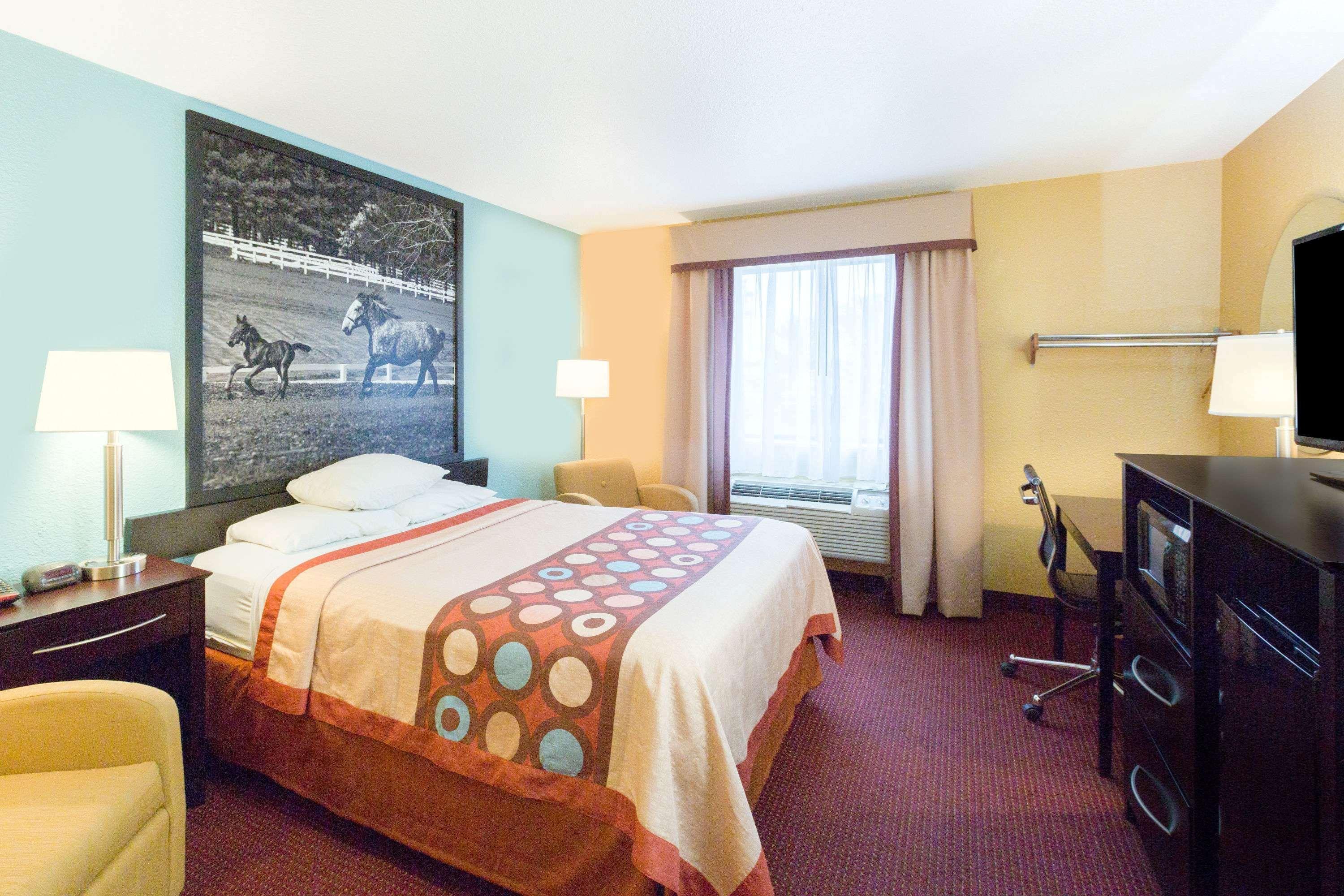 Super 8 By Wyndham Richmond Hotel Екстериор снимка