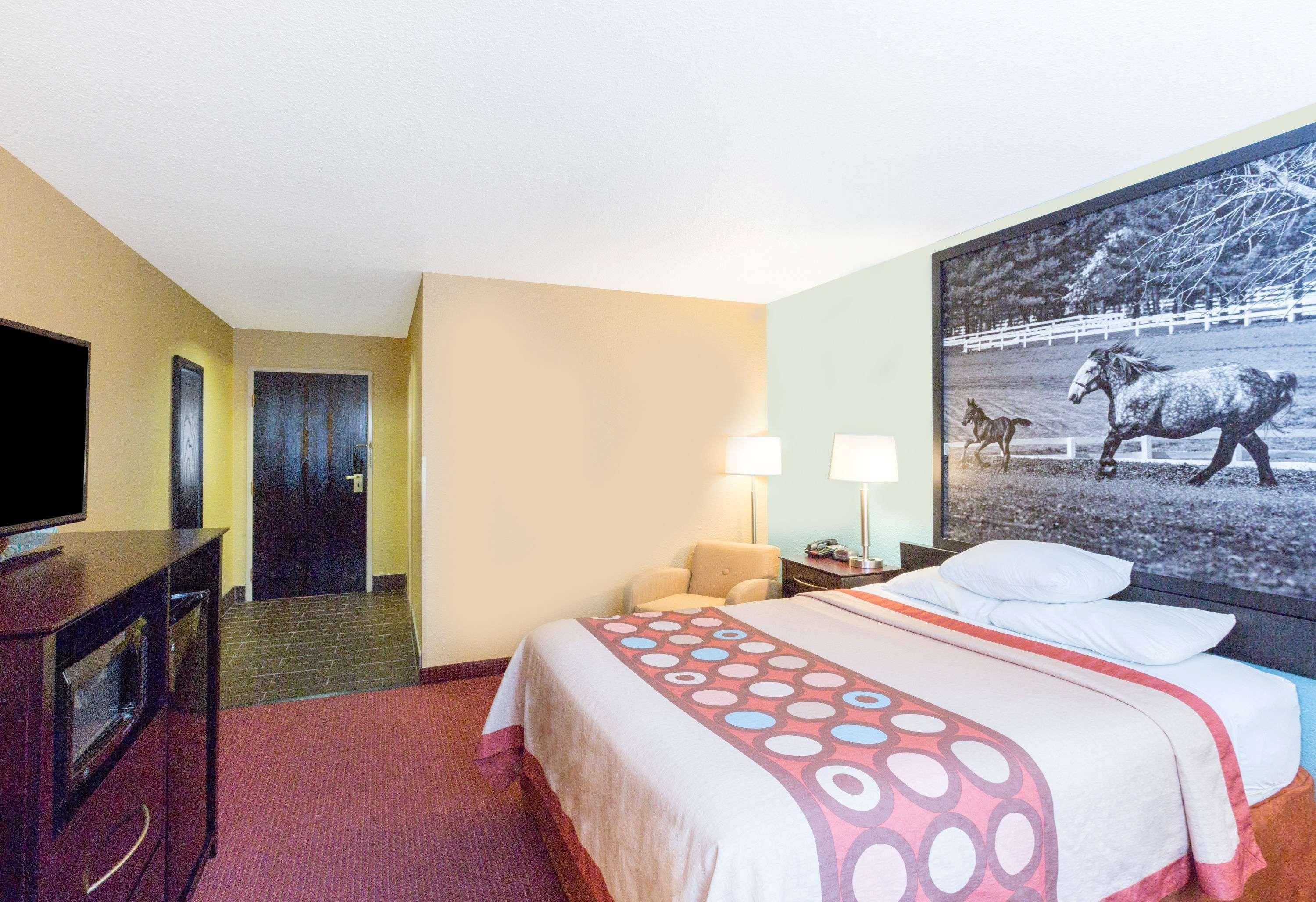 Super 8 By Wyndham Richmond Hotel Екстериор снимка