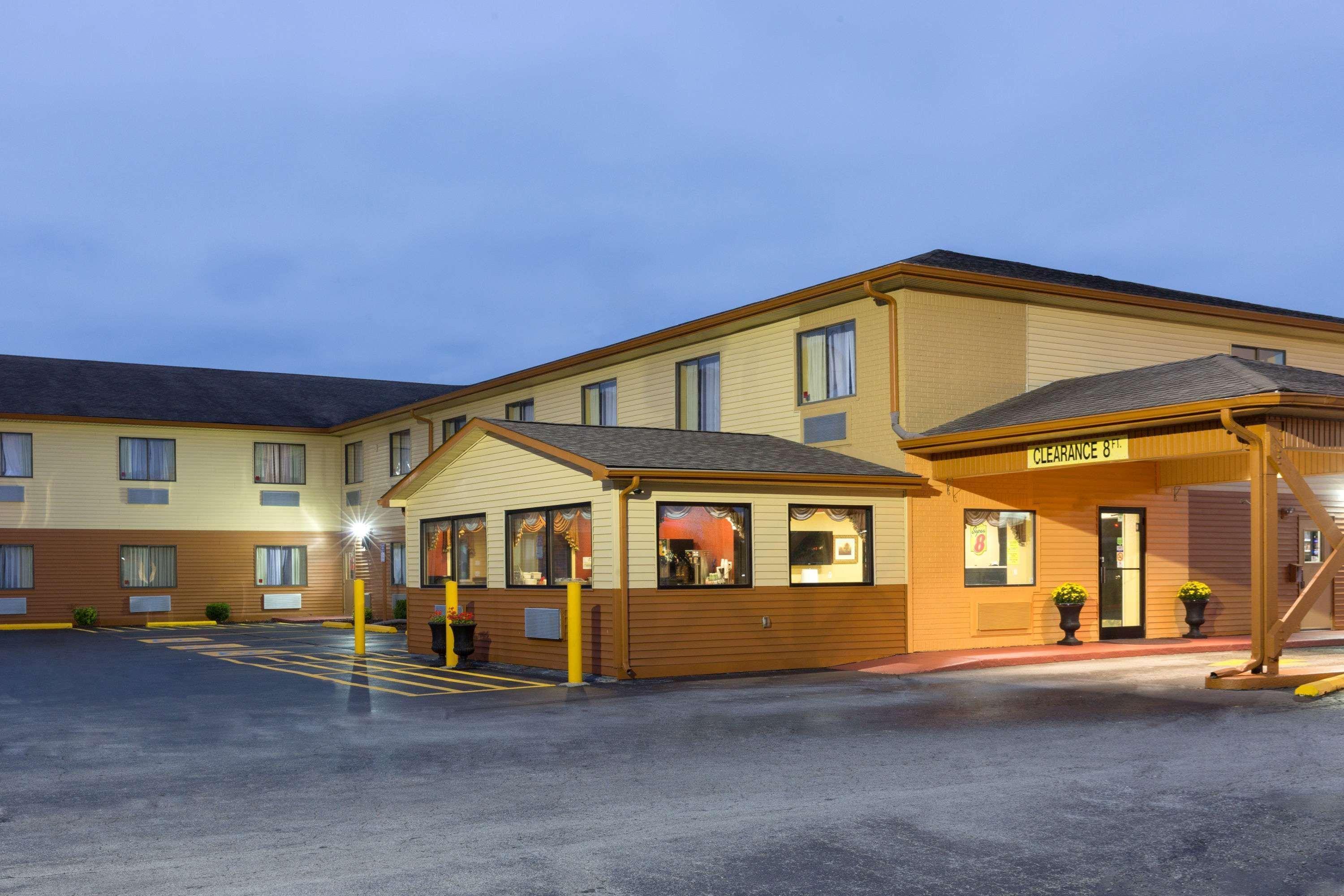 Super 8 By Wyndham Richmond Hotel Екстериор снимка
