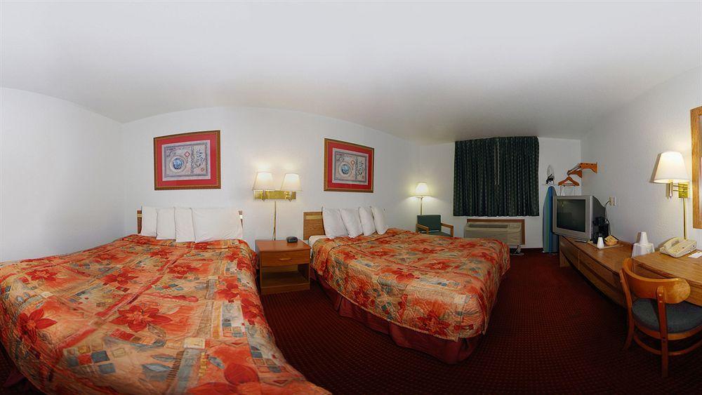 Super 8 By Wyndham Richmond Hotel Екстериор снимка