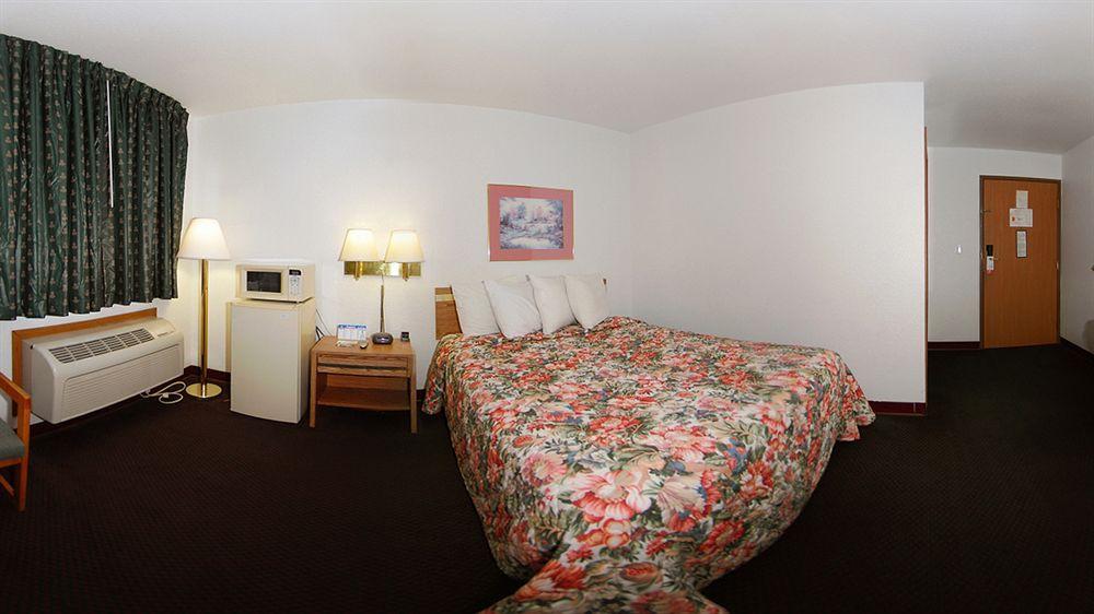 Super 8 By Wyndham Richmond Hotel Екстериор снимка